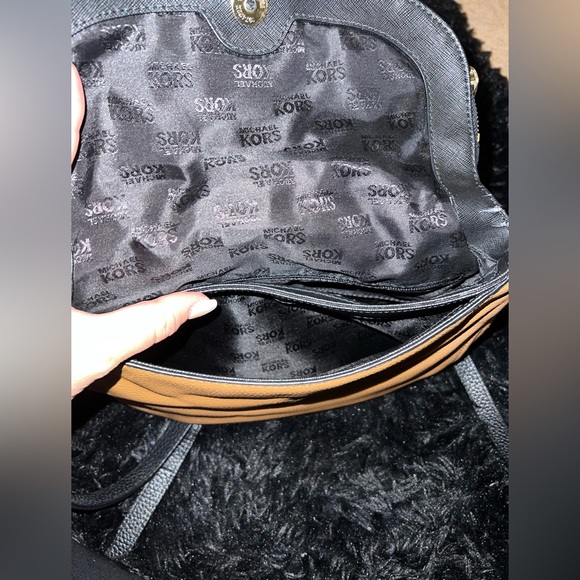 Michael Kors purse & wallet - Picture 5 of 12